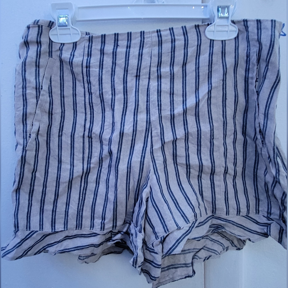 1.state shorts Beige with blue lines Size Small